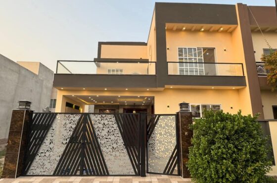 PKR 2.60 Crore-7.5 Marla Modern Park-Facing House for Sale